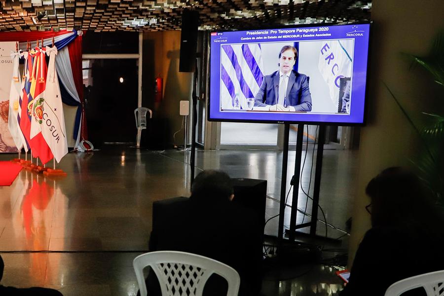 Periodistas y funcionarios de presidencia y cancillería observan por televisión la intervención del presidente de Uruguay, Luis Lacalle Pou. Efeagro/Nathalia Aguilar