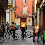 "Riders" con mochilas de varias compañías en Sevilla. Efeagro/Raúl Caro