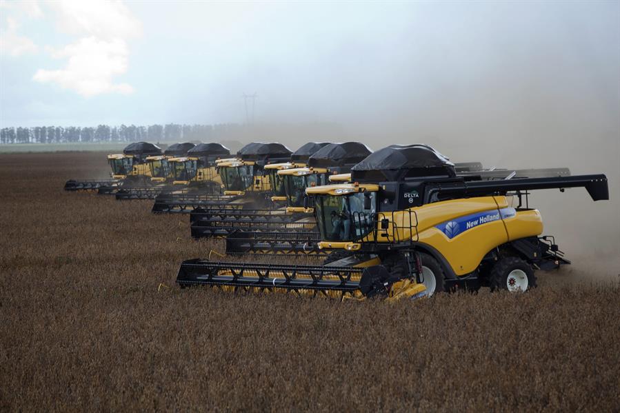 Máquinas cosechadoras durante el inicio de la cosecha de soja en Brasil. Efeagro/Sebastião Moreira