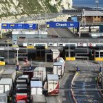 Camiones de carga y otros vehículos atraviesan el puerto de Dover, en el Reino Unido. Efeagro/Andy Rain