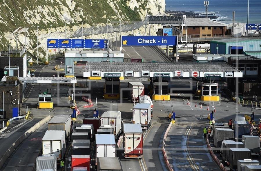 Camiones de carga y otros vehículos atraviesan el puerto de Dover, en el Reino Unido. Efeagro/Andy Rain
