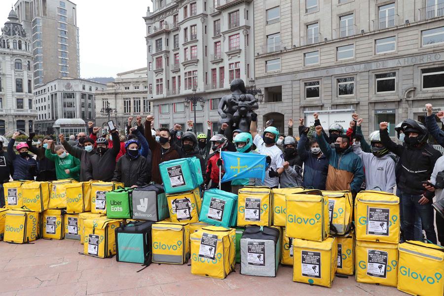 Protesta de repartidores de plataformas digitales que operan en Asturias. Efeagro/J.L.Cereijido