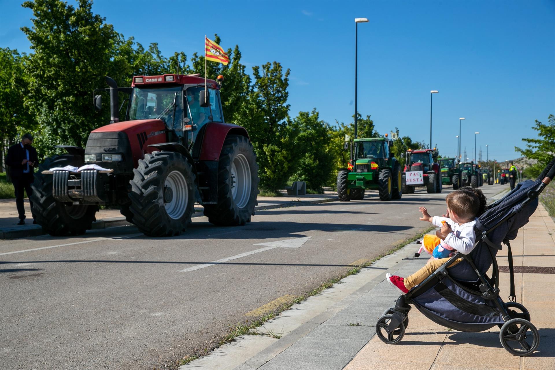 Tractores en la caravana de vehículos que ha recorrido Zaragoza por una PAC justa. Efeagro/Javier Cebollada