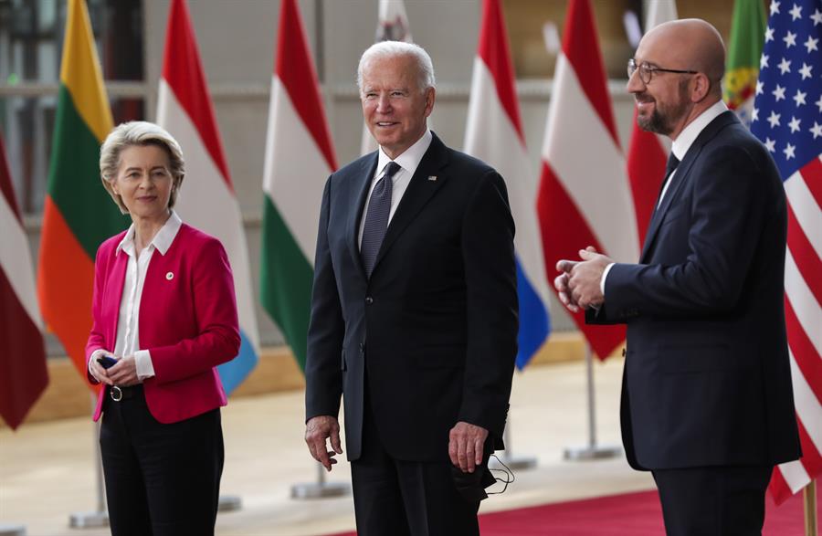 El presidente de EEUU, Joe Biden (c), junto a la presidenta de la Comisión Europea, Ursula von der Leyen (i), y el presidente del Consejo Europeo, Charles Michel (d), en Bruselas. Efeagro/EPA/Olivier Hoslet