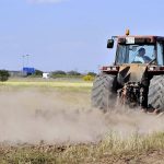 Un hombre conduce un tractor en una finca de Albacete. Efeagro/Manu