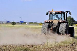 Un hombre conduce un tractor en una finca de Albacete. Efeagro/Manu
