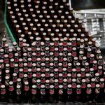 Botellas de cerveza Estrella Galicia saliendo de su fábrica. Efeagro/Cabalar