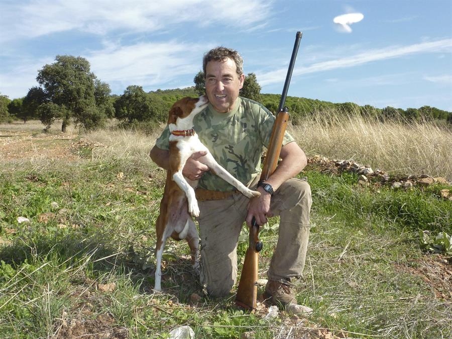 Un cazador con su perro en Castilla-La Mancha. Efeagro/Beldad