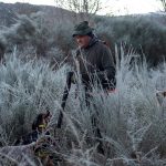 Un cazador y su perro entre vegetación cubierta en Ourense. Efeagro/Brais Lorenzo