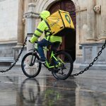 Un repartidor de Glovo circula con su bicicleta por Alcalá de Henares (Madrid). Efeagro/Fernando Villar