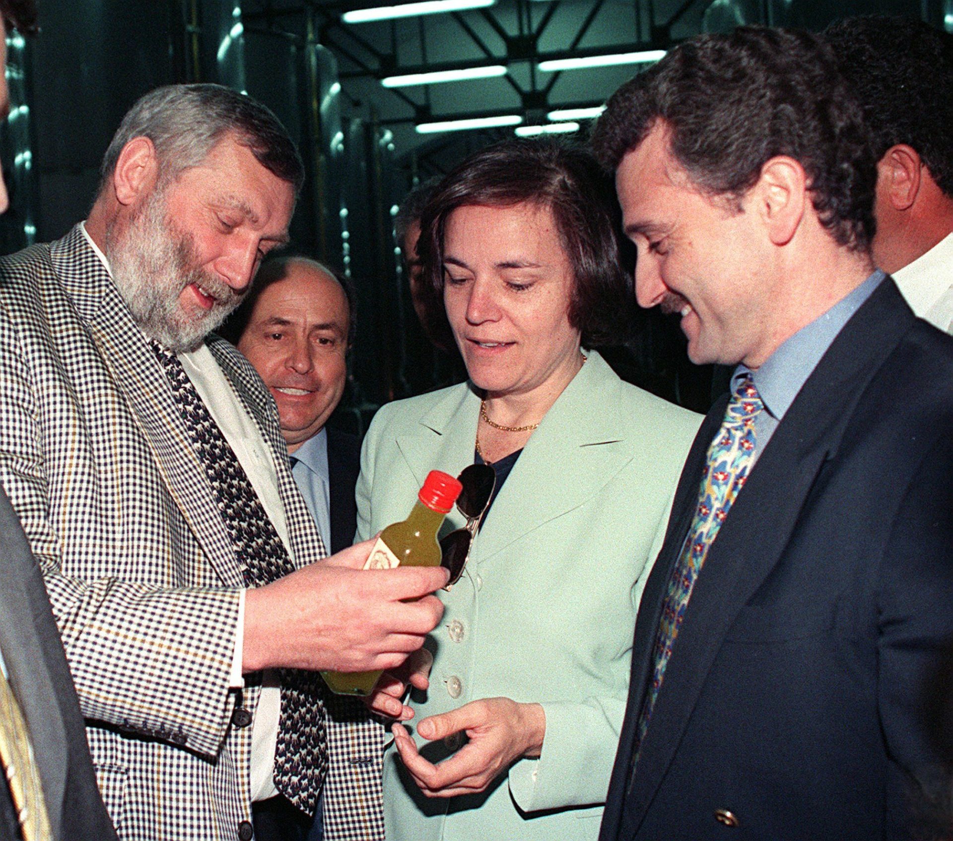 Loyola de Palacio, el comisario Franz Fischler (dcha) y el consejero andaluz, Paulino Plata, en una planta embotelladora de Baena. EFE/Olga Labrador.