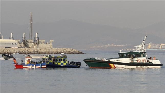 Pesquero (i) acosado por una lancha de la Policía de Gibraltar (c), y una lancha de la Guardia Civil que acude en su ayuda. Foto:EFE ARCHIVO/ A.Carrasco Ragel