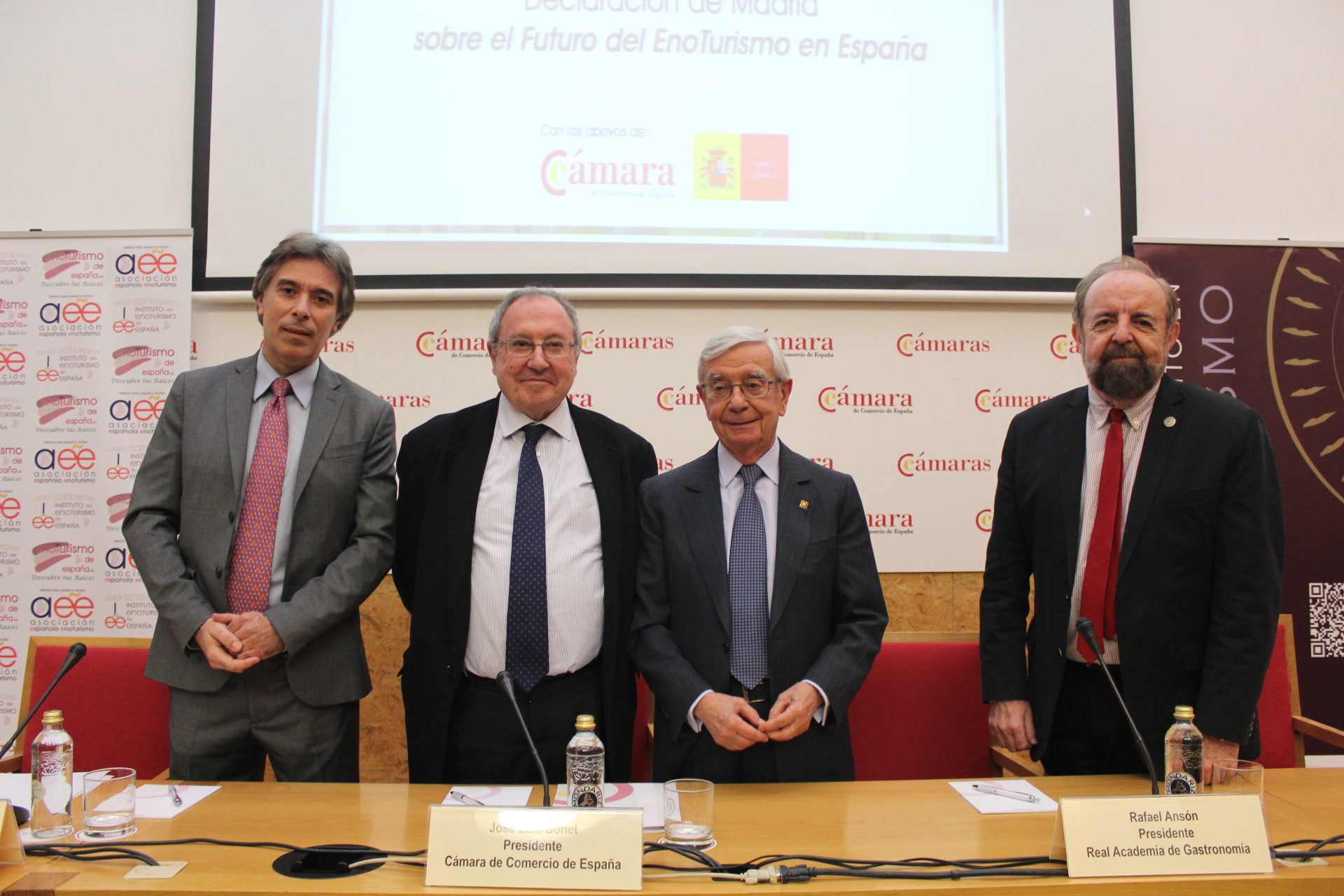 Foto de grupo en la presentación de “La Declaración de Madrid sobre el futuro del enoturismo en España”. Foto: Cedida por Cámara de Comercio de España