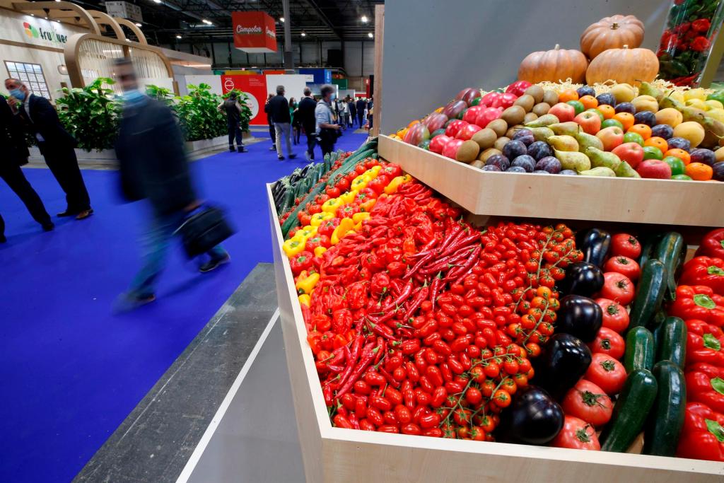 Varias frutas y hortalizas expuestas en la feria Fruit Attraction. Efeagro/Javier Lizón