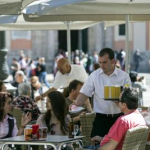 Un camarero sirve bebidas en una terraza en Valencia. Foto: EFE/Manuel Bruque
