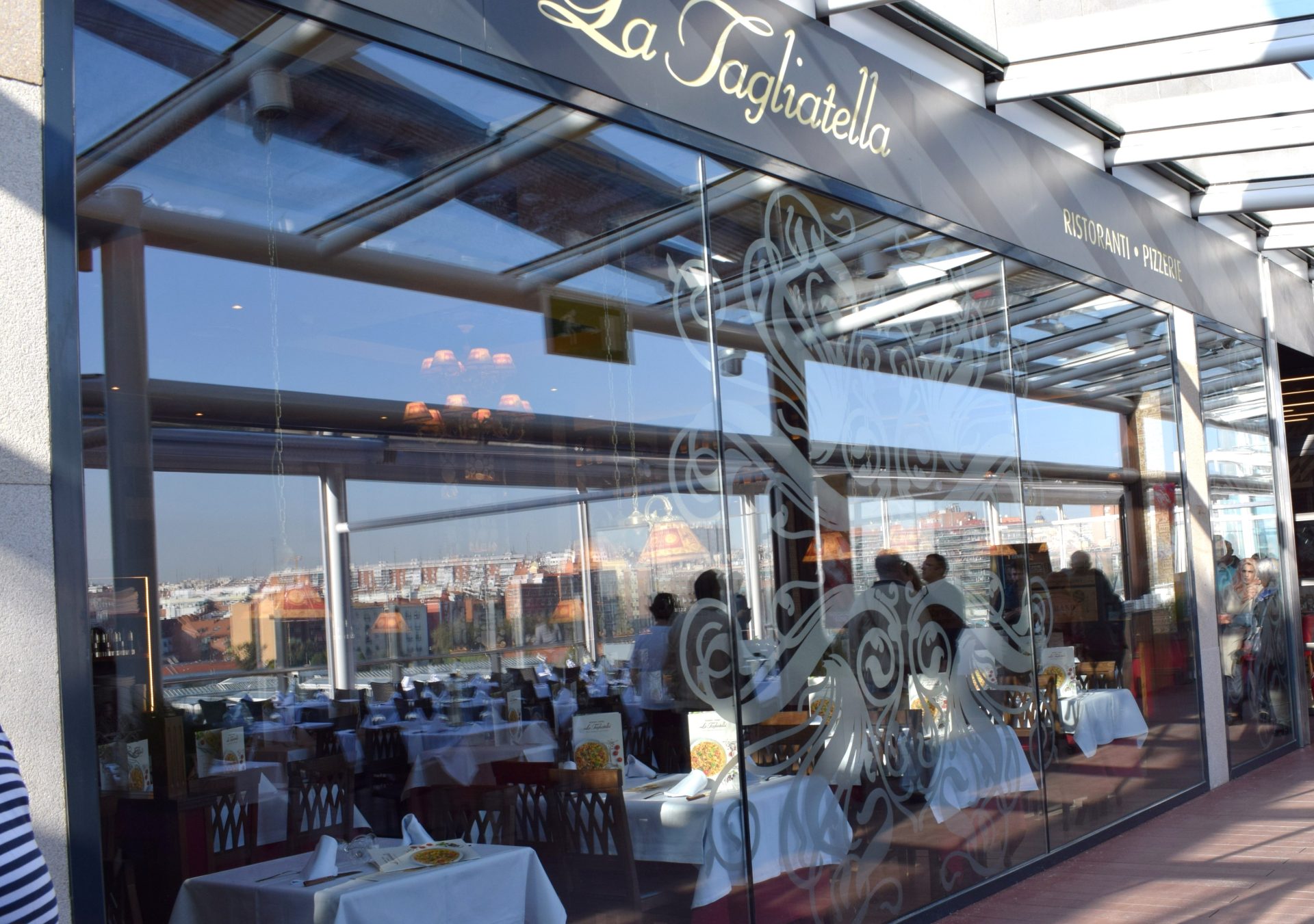 Imagen de la terraza del restaurante la Tagliatella en Madrid, en la zona de Madrid Rio