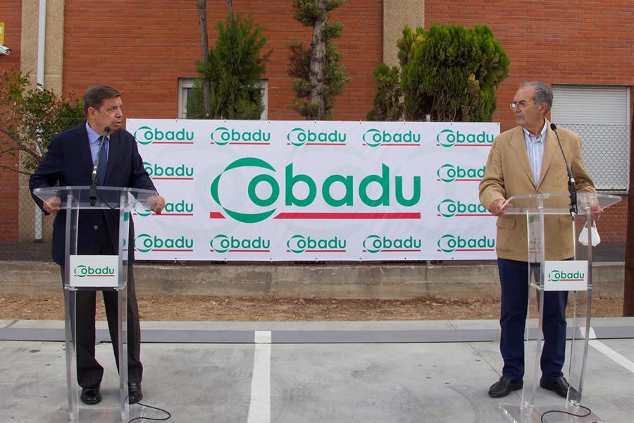 El ministro de Agricultura, Pesca y Alimentación, Luis Planas acompañado por el director general de Cobadu, Rafael Sánchez. Efeagro/Mariam A. Montesinos