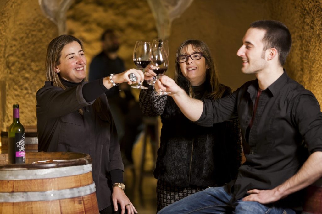 Jóvenes disfrutan del vino. Foto: Ruta del Vino Rioja Alavesa/QUINTAS Fotógrafos