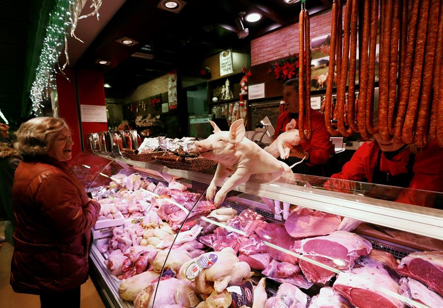 Un puesto de venta de carne en un mercado de Pamplona. Efeagro/Jesús Diges