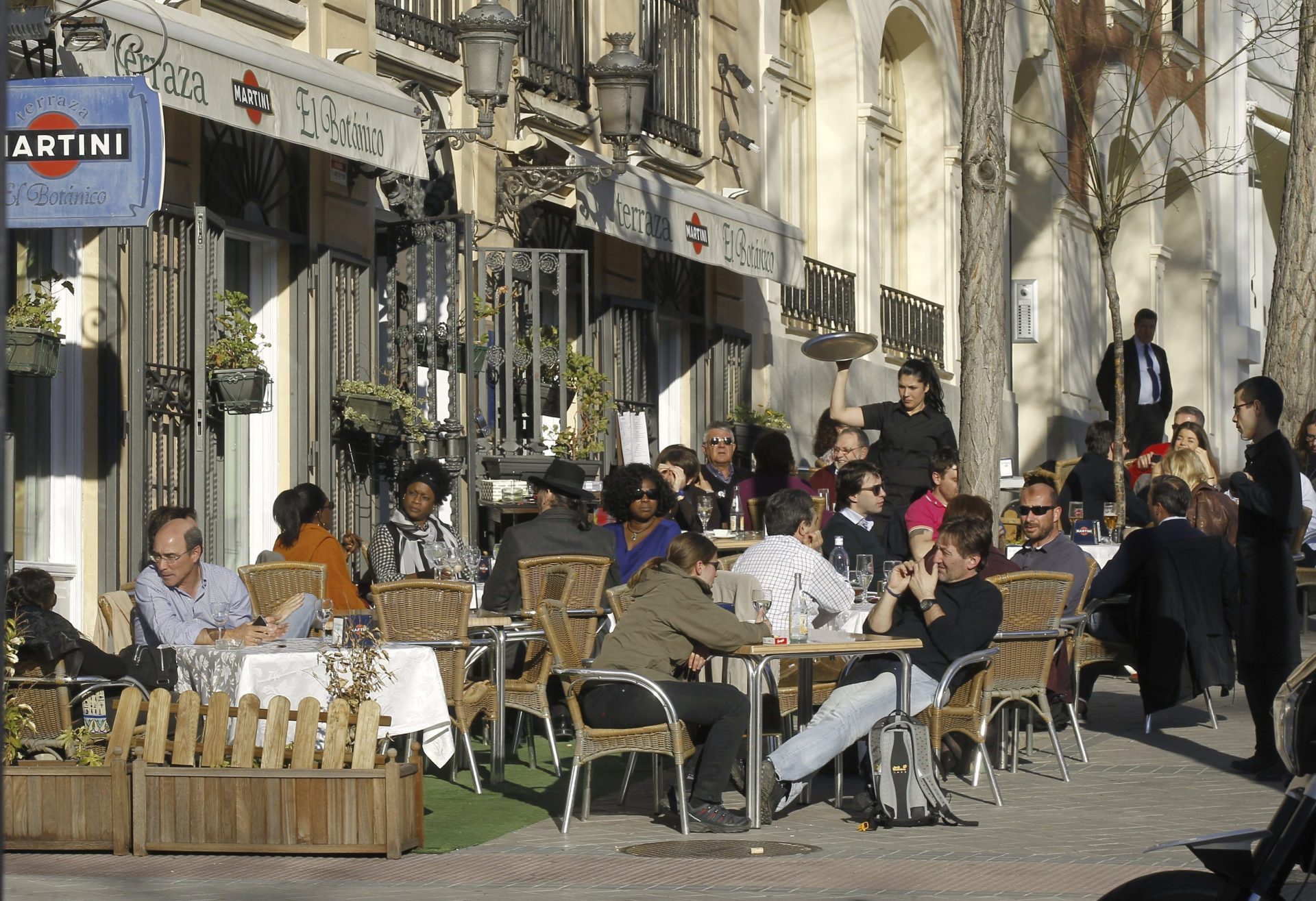 Varias personas disfrutan en una terraza de Madrid. EFE/Kiko Huesca