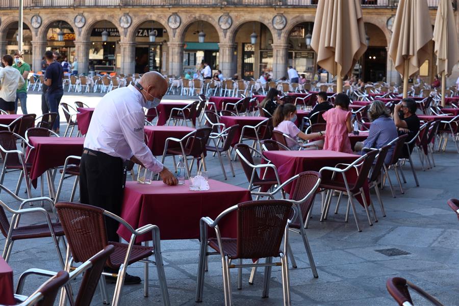 Un camarero trabaja en la terraza de un restaurante de la plaza mayor de Salamanca. Efeagro/J.M.García