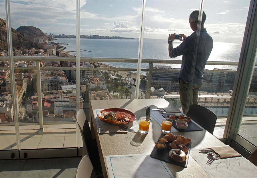 Desayuno en el hotel Gran Sol, del grupo Meliá, en Alicante. Efeagro/Pep Morell