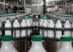 Zona de envasado de una factoría láctea en Lugo (Galicia). Efeagro/Eliseo Trigo