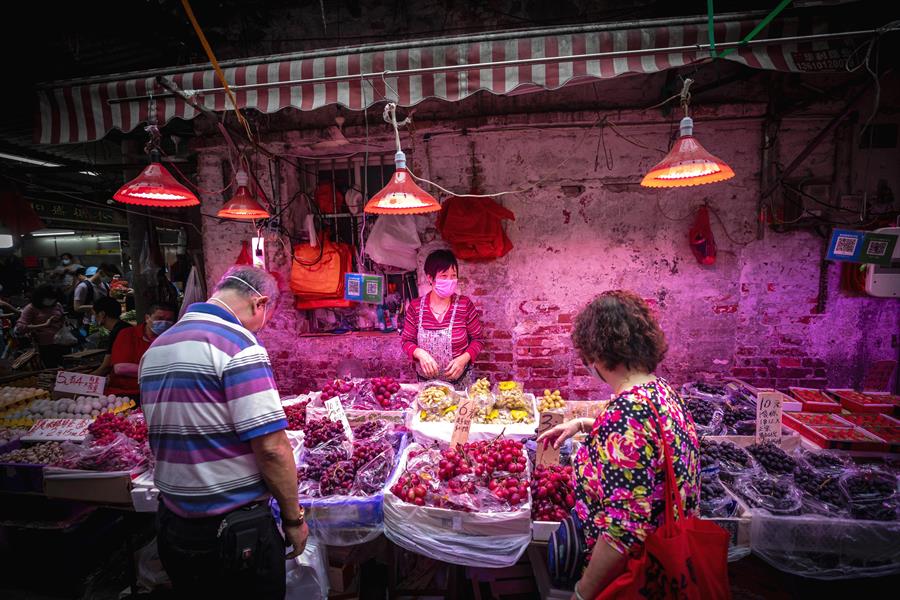 Puesto en el mercado de Guanzhou (China). Efeagro/EPA/Alex Plavevski