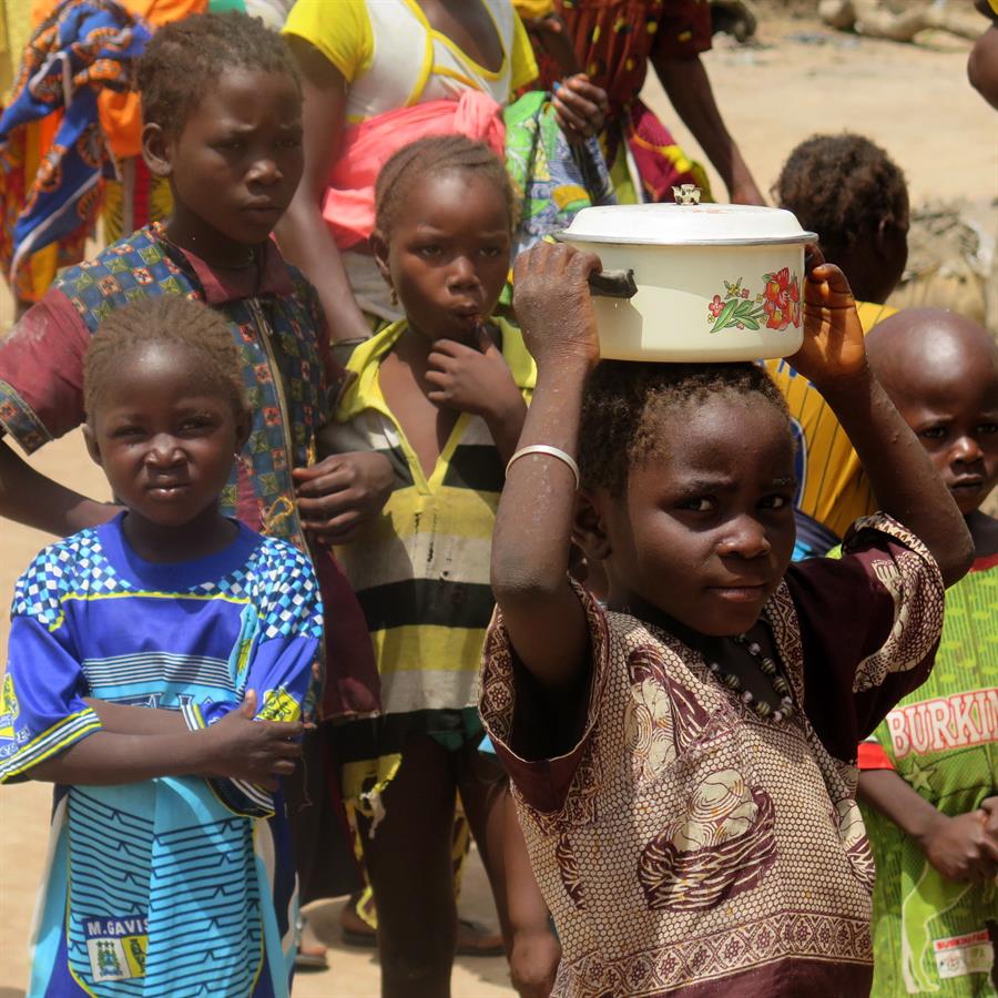 Varios niños del pueblo de Zandieguela, en Mali, donde la desnutrición está muy extendida. Efeagro/Mohamed Siali