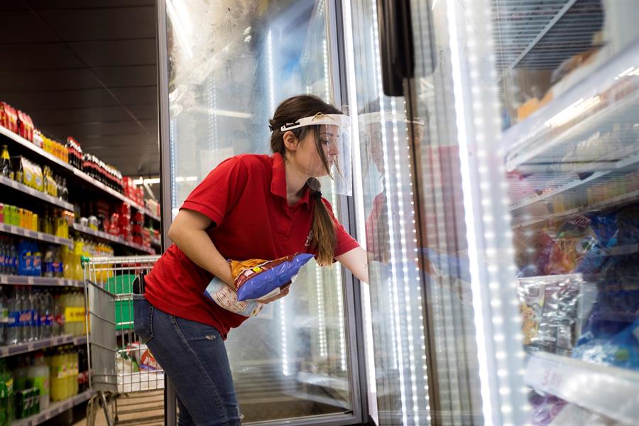Una reponedora en un supermercado de Zaragoza. Efeagro/Toni Galán