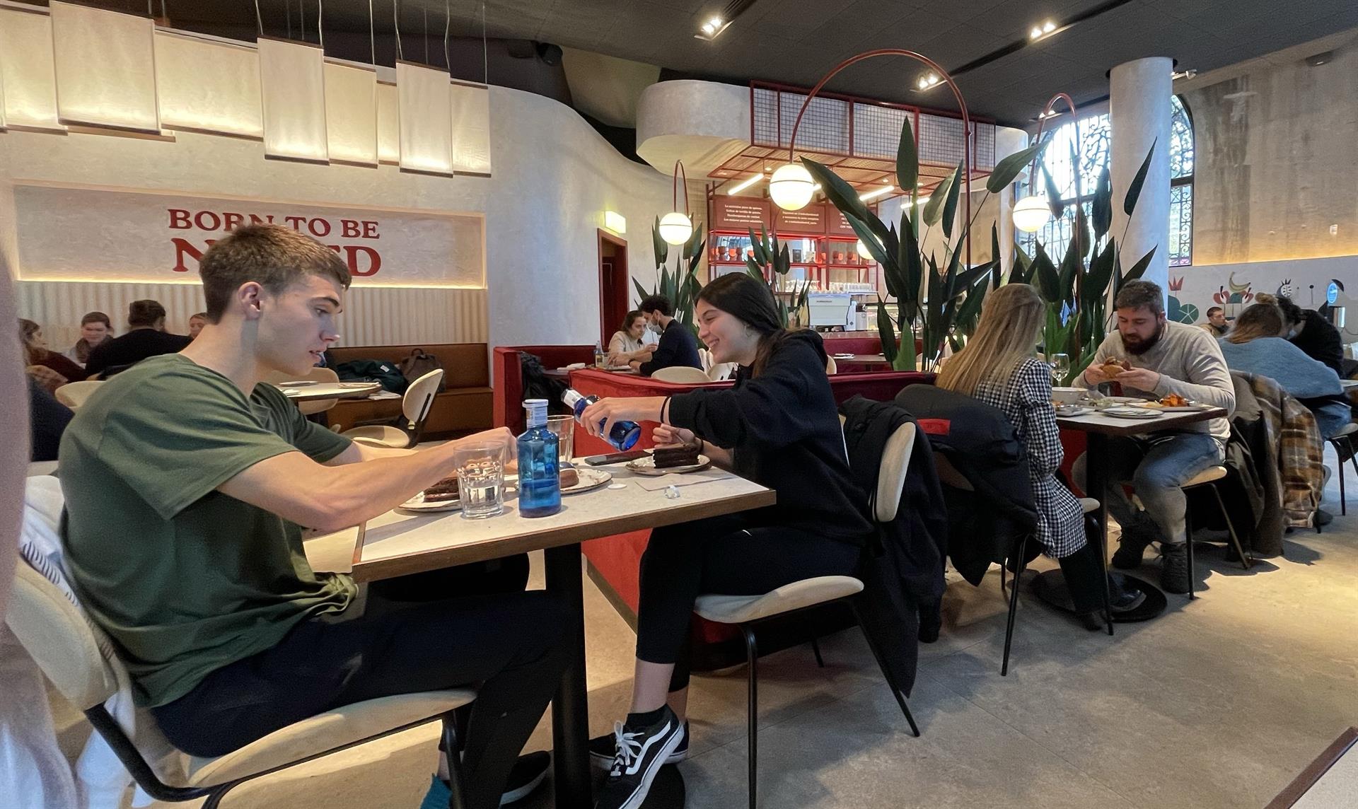 Varias personas comen en un restaurante de Bilbao. Efeagro/Miguel Toña