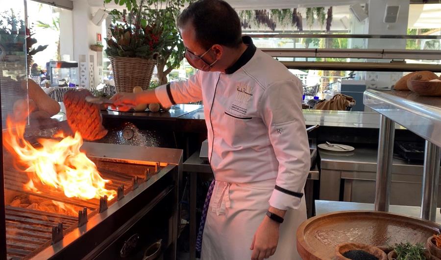 Un chef del hotel Puente Romano en Marbella (Málaga). Efeagro/Esther Gómez