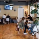 Varias personas disfrutan de una comida en el interior de un restaurante en Ibiza. Efeagro/Sergio G. Cañizares