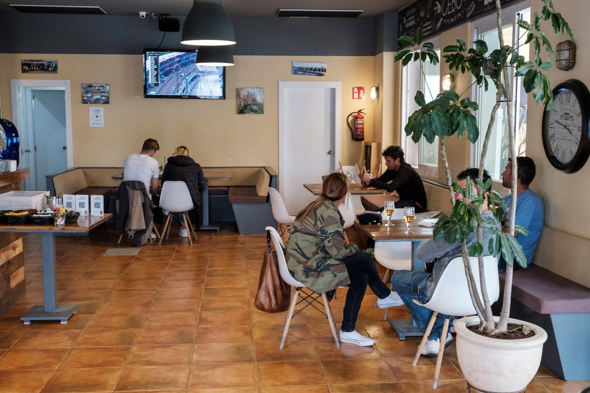 Varias personas disfrutan de una comida en el interior de un restaurante en Ibiza. Efeagro/Sergio G. Cañizares