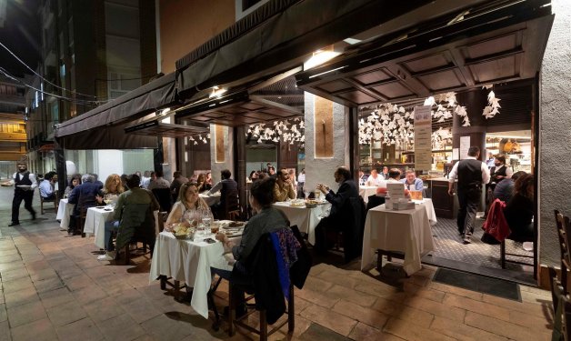 Varias personas cenan en la terraza de un restaurante del centro de Murcia. Efeagro/Marcial Guillén