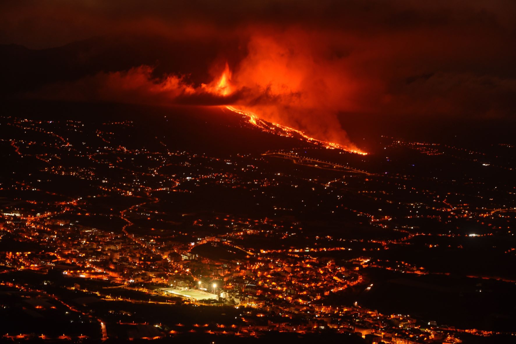 Vista de la colada de lava y del valle de Aridane desde el mirador de El Time, en el municipio de Tijarafe, en La Palma. Efeagro/Miguel Calero