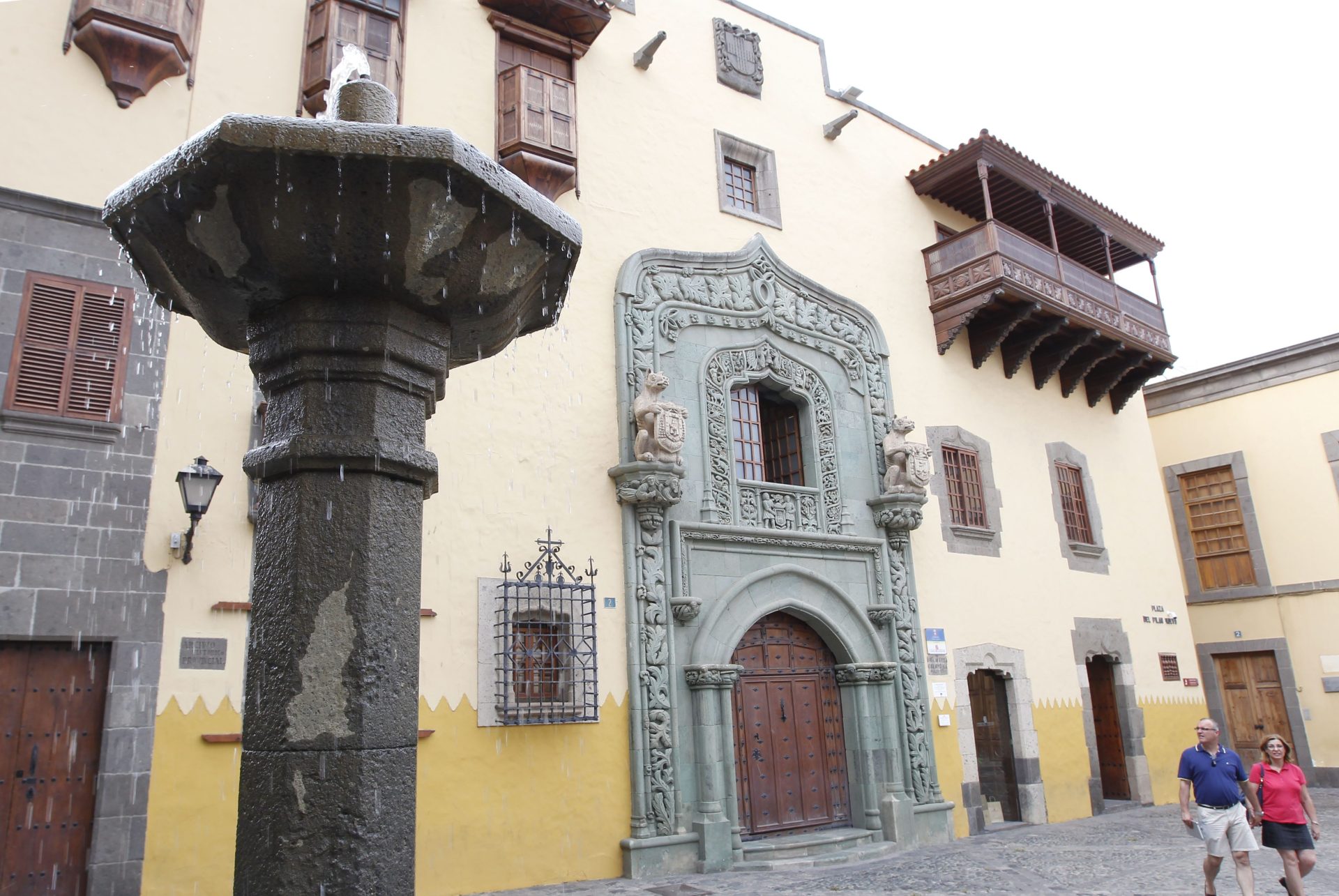 Entrada de la Casa de Colón, en la plaza del Pilar Nuevo. EFE/Elvira Urquijo
