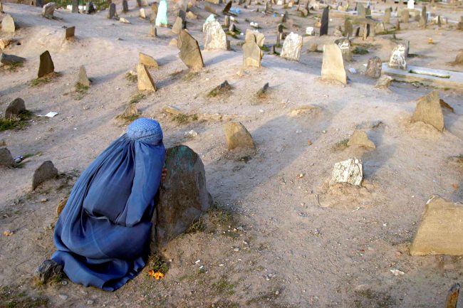 Una mujer afgana ataviada con el burka visita la tumba de un familiar en un cementerio en Kabul, Afganistán. Foto: Foto: EFE/S. Sabawoon