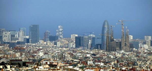 Vista panorámica de la ciudad de Barcelona con la Torre Agbar y la Sagrada Familia, en una imagen de archivo. EFE/Marta Pérez