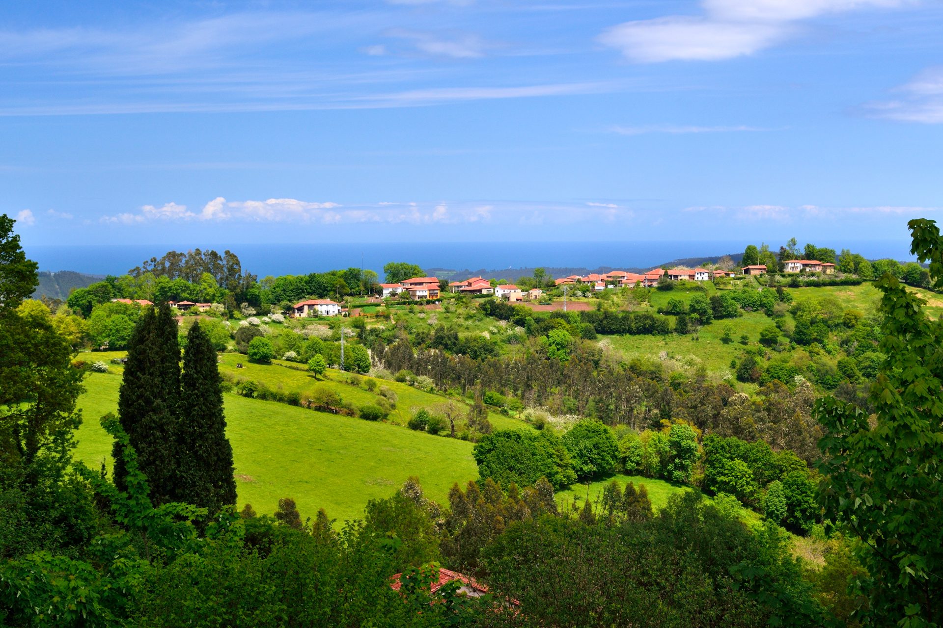 Vistas del pueblo de Piedrafita en Villaviciosa con el mar al fondo. Foto: Cedida por Turismo de Asturias