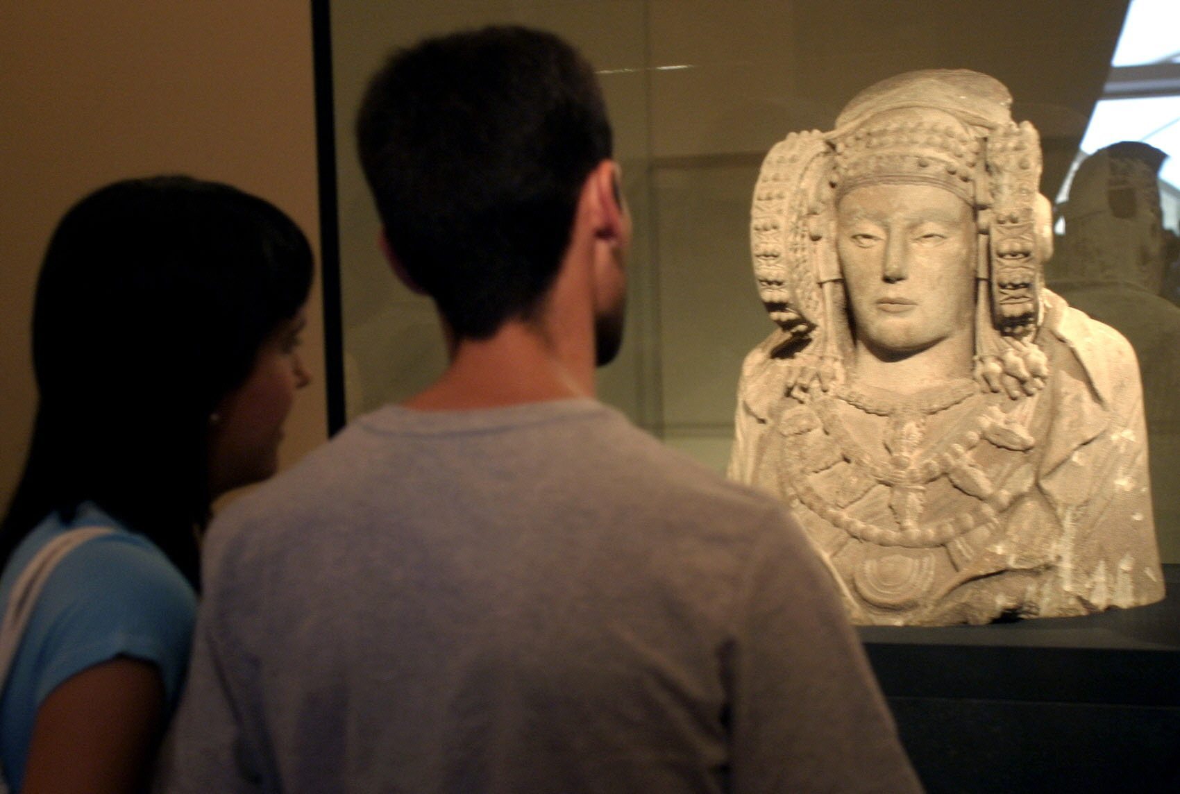 Dos personas observan el busto de la Dama de Elche. Imagen de Archivo. EFE / /MORELL