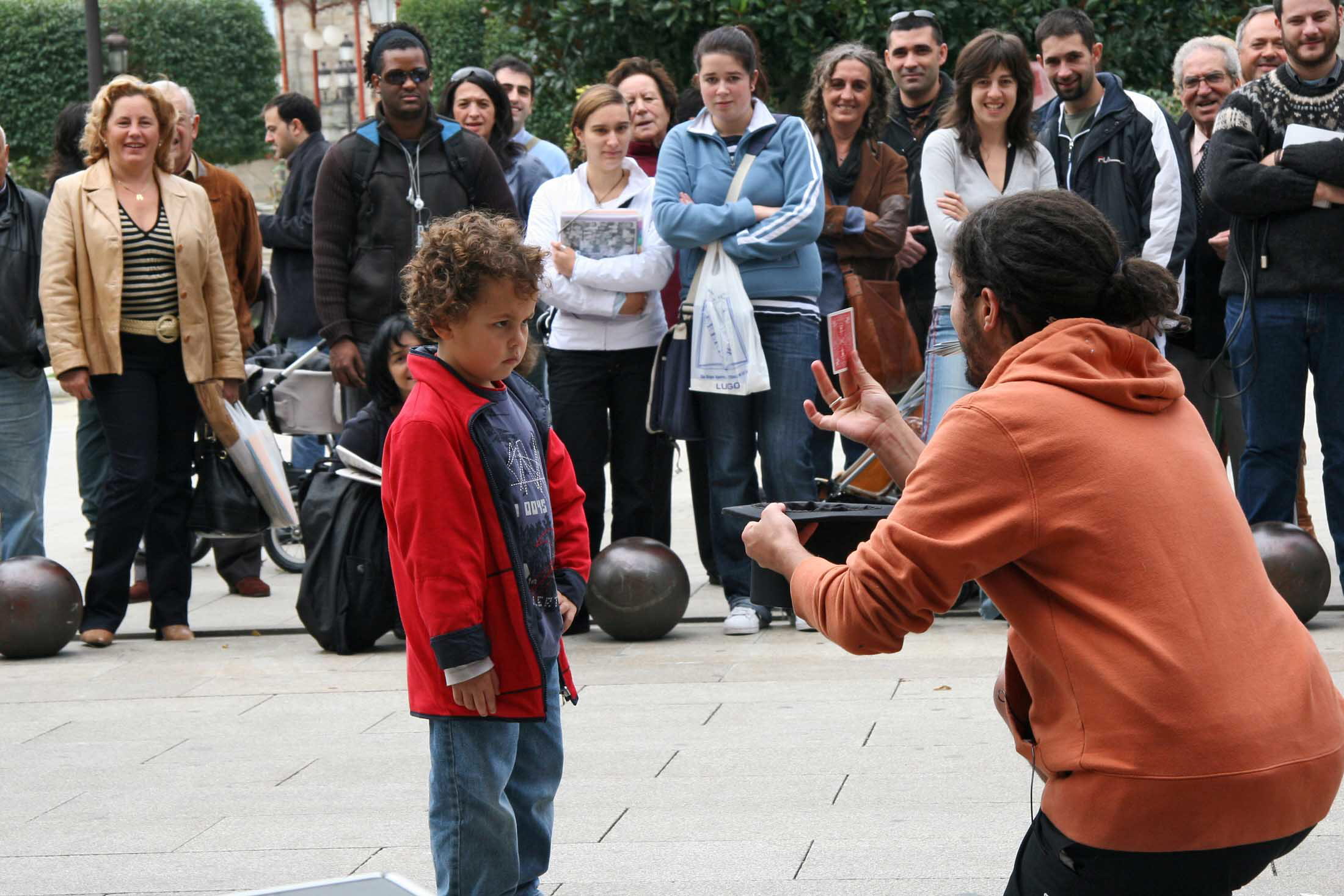 Un mago realiza su espectáculo dentro de la semana "Lugo mágico". Foto: EFE/J.M.CASTRO
