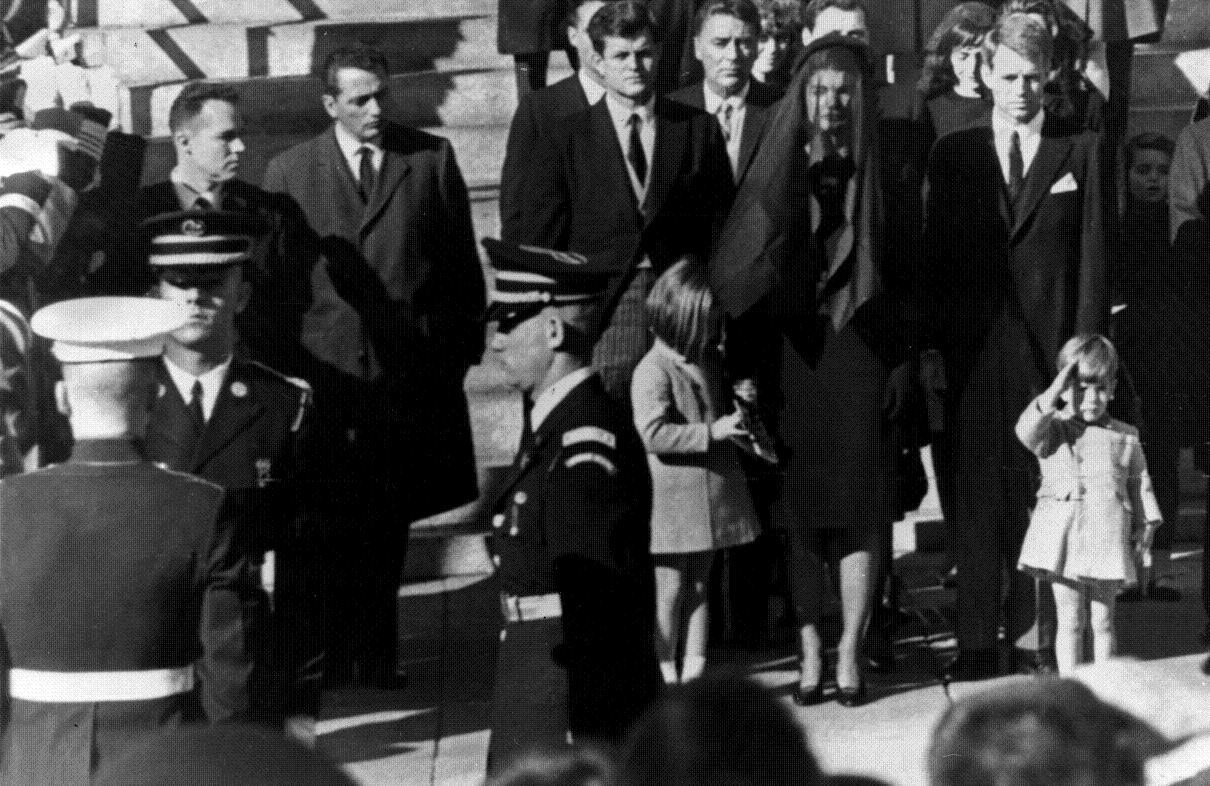 John F. Kennedy Jr., de tres años, saluda al paso del féretro de su padre. EFE.