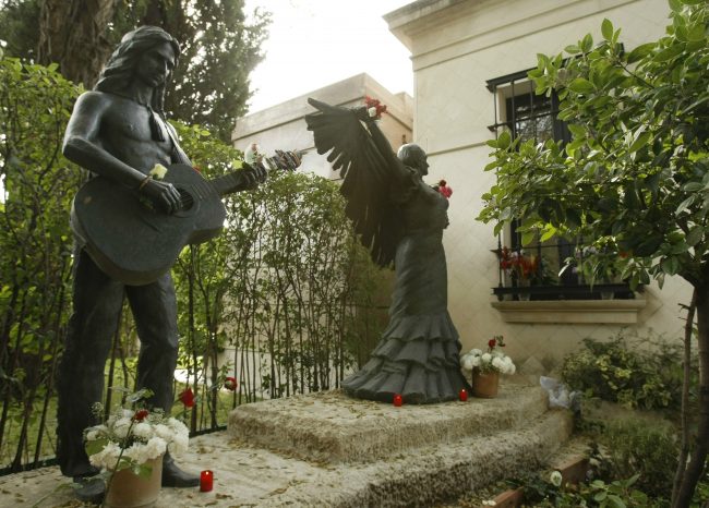 Imagen del panteón de la folclórica Lola Flores y de su hijo Antonio en el cementerio de La Almudena de Madrid. Foto: EFE/Ballesteros