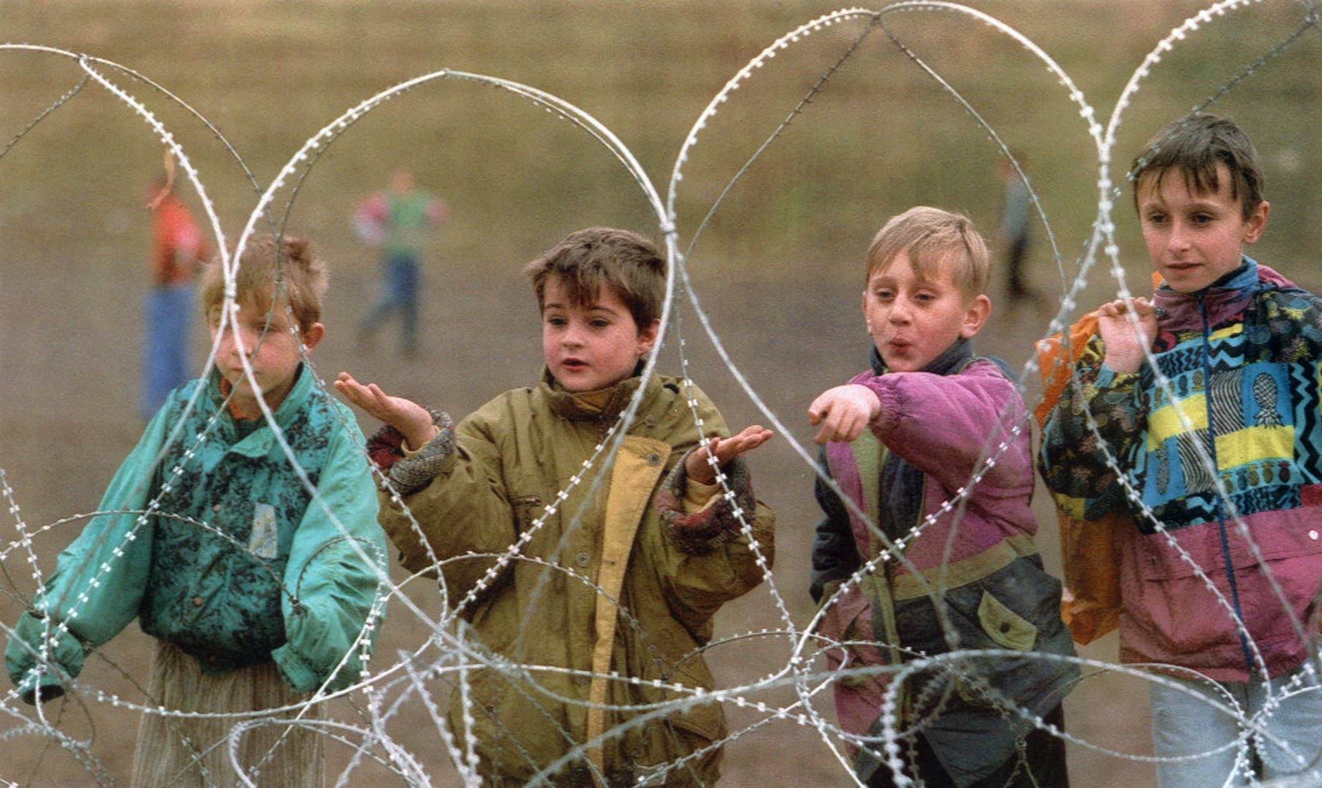 Niños a través de la alambrada de la base militar estadounidense en Sarajevo. Foto: EFE/EPA/pfd