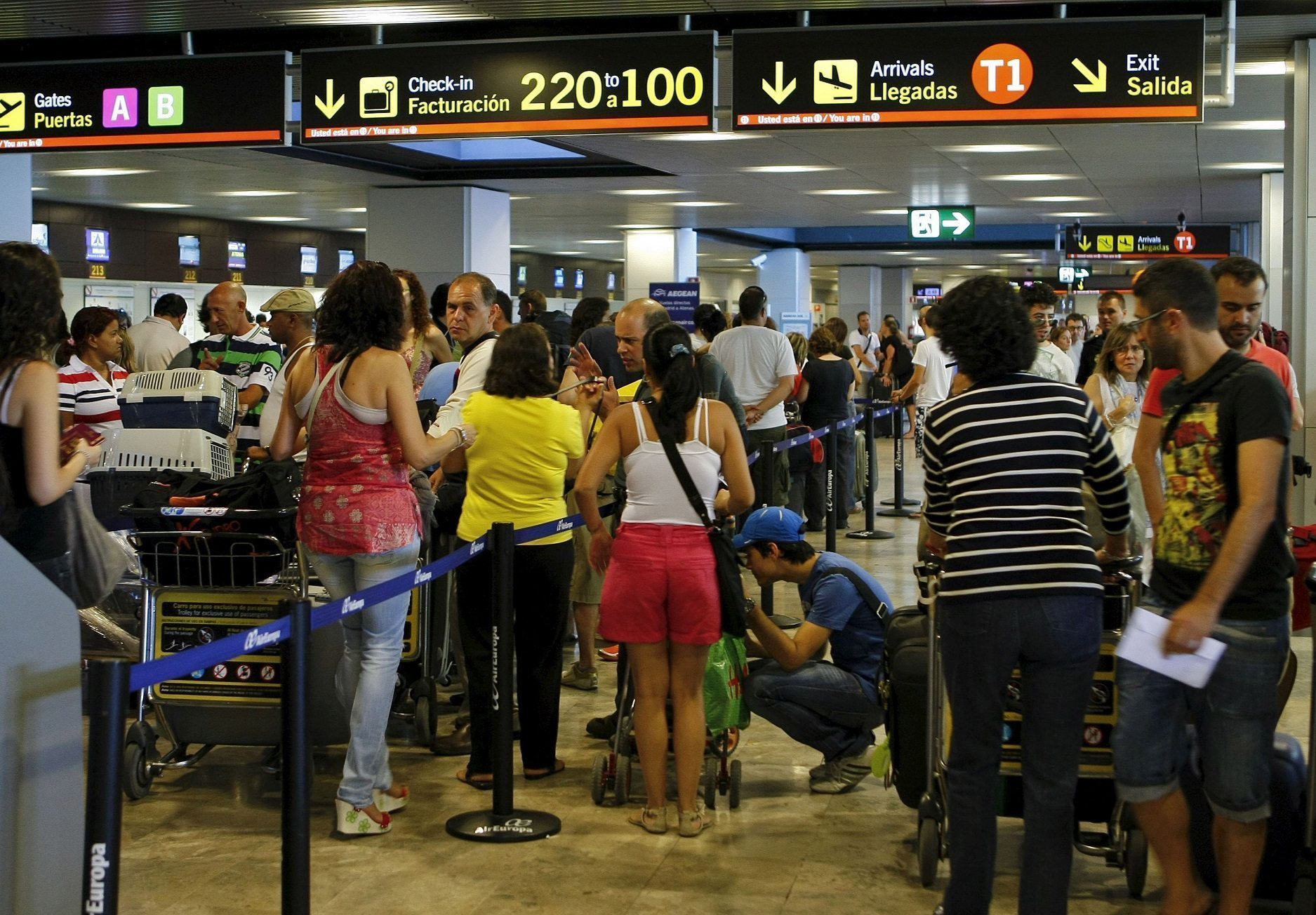 Viajeros en el aeropuerto de Barajas. Foto: EFE/Juan M. Espinosa