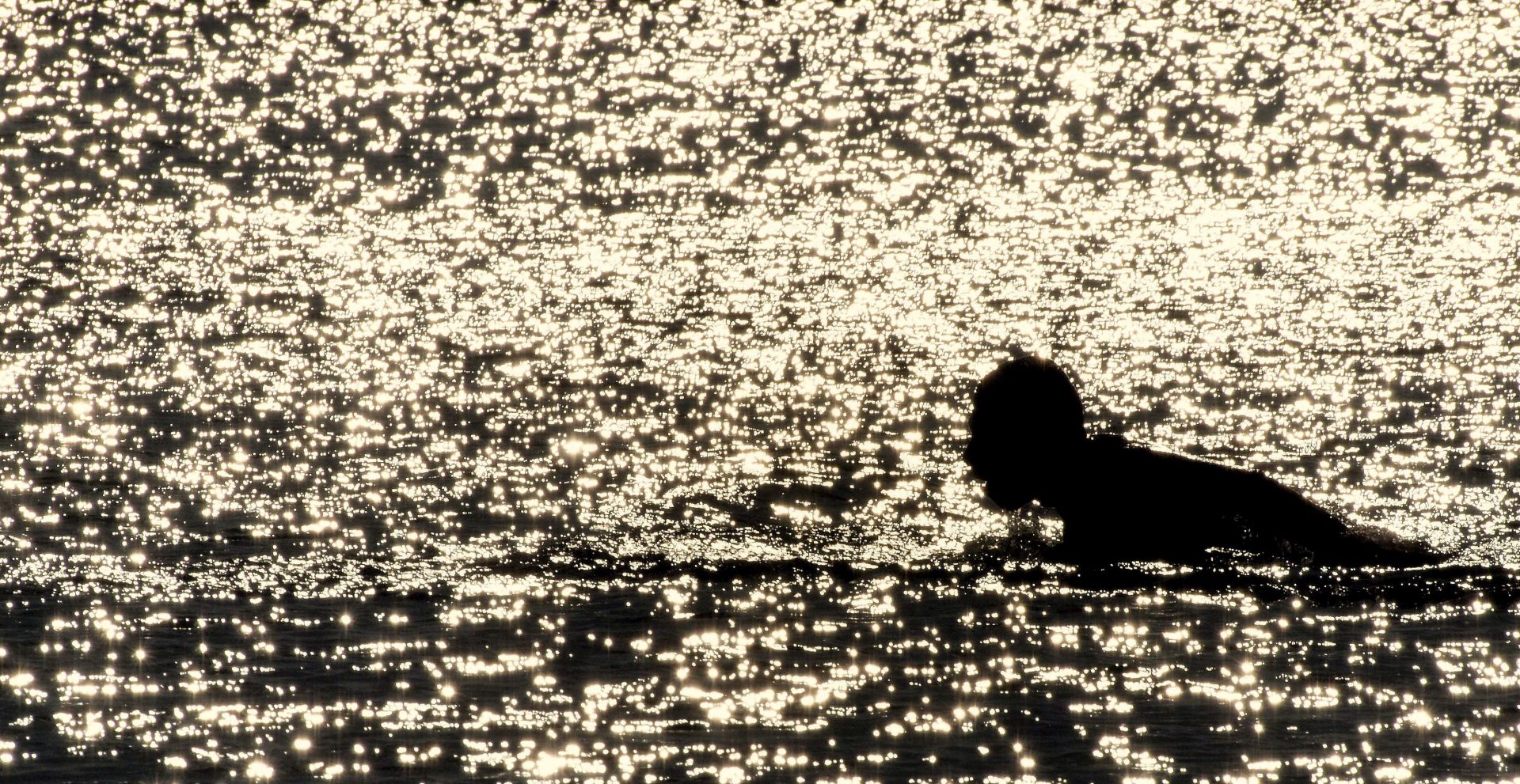 Hombre nada entre las aguas del Mar Negro en una playa de la localidad de Varna (Bulgaria). Foto: EFE/Krasimir Delchev PROHIBIDA SU PUBLICACIÓN EN BULGARIA