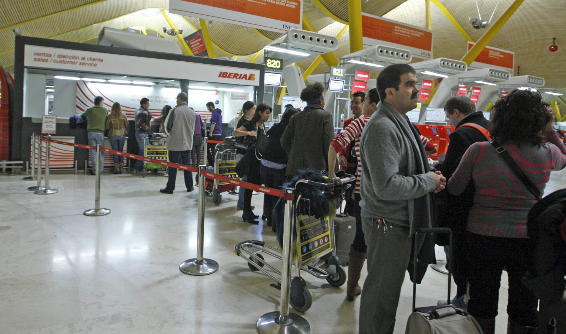 Viajeros guardan cola para efectuar reclamaciones en un mostrador del aeropuerto de Madrid-Barajas, en una imagen de archivo. EFE/Manuel H de León.