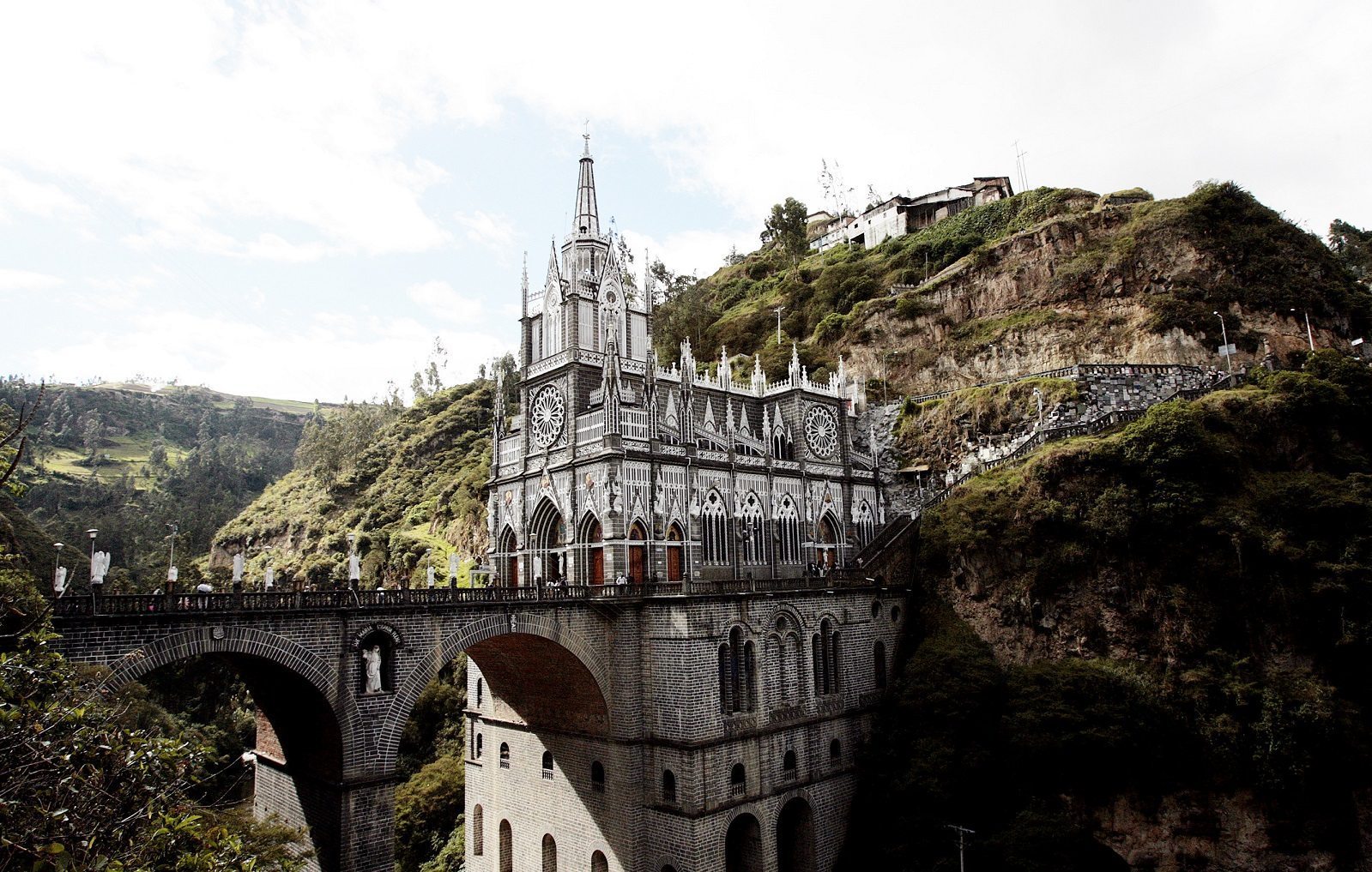 Una bonita imagen del santuario de Las Lajas, en San Juan de Pasto. EFE/MAURICIO DUEÑAS CASTAÑEDA.