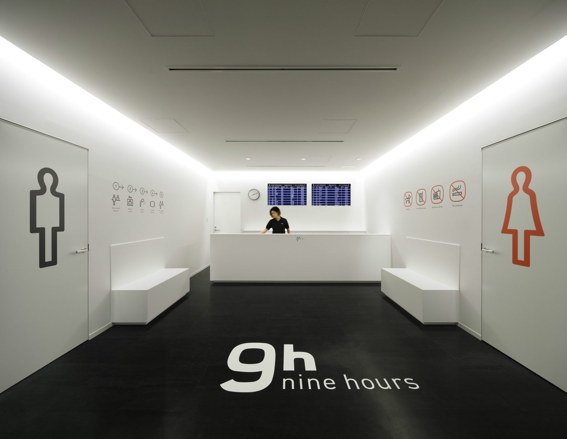 Recepción del hotel y puerta de entrada a la zona de mujeres o de hombres. Foto: Akihiro Yoshida(Nacása and Partners/Nine Hours Inc.)